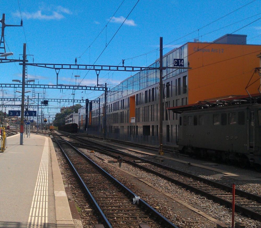 Schulgebäude neben Bahngeleisen